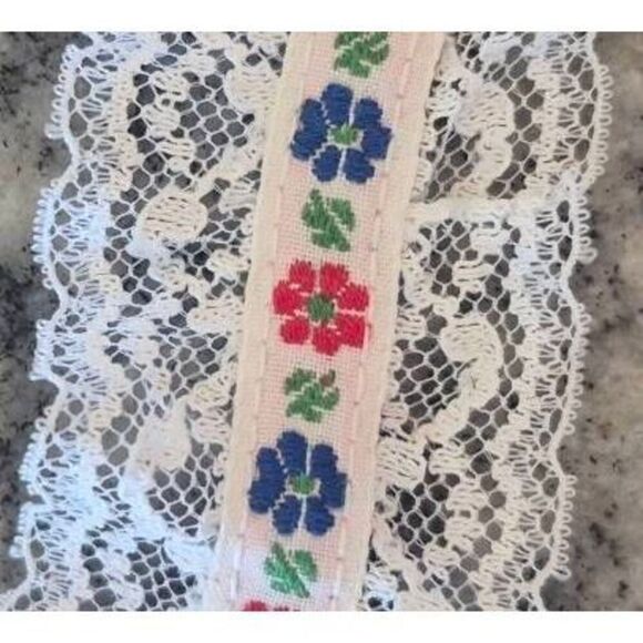 Lace, White w White Ribbon w Red & Navy Flowers Ruffled Insert Nylon 1.75" x 2 y - Picture 2 of 2